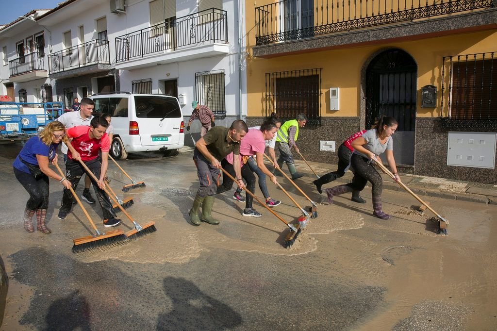 Vecinos de Villanueva del Trabuco, Málaga, limpiando las calles.