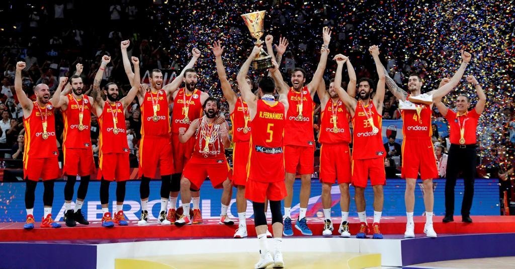 El capitán de la selección española de baloncesto, el alero Rudy Fernández (c), levanta el trofeo de campeones del mundo al término de la final del Mundial de Baloncesto de China 2019