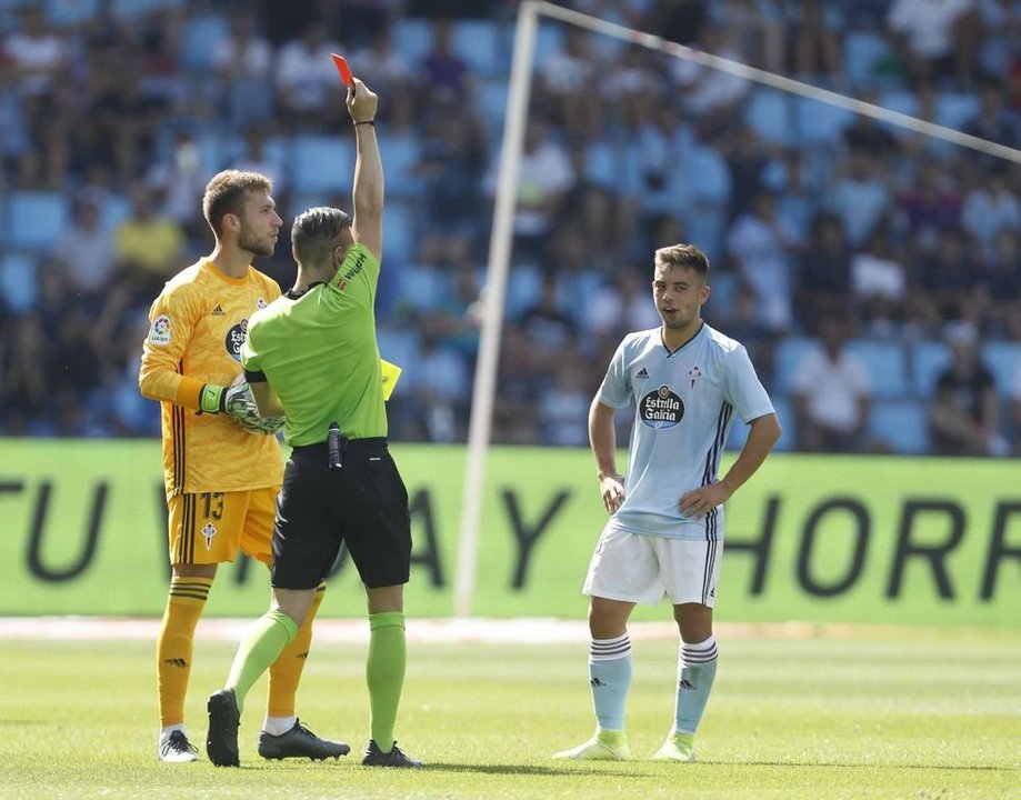 El árbitro del encuentro, el navarro Prieto Iglesias, muestra la tarjeta roja a Fran Beltrán ante el portero Rubén Blanco.
