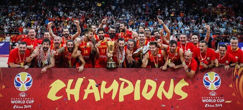Jugadores y técnicos de la selección española de baloncesto celebran el título mundial conquistado ayer en Pekín ante Argentina.