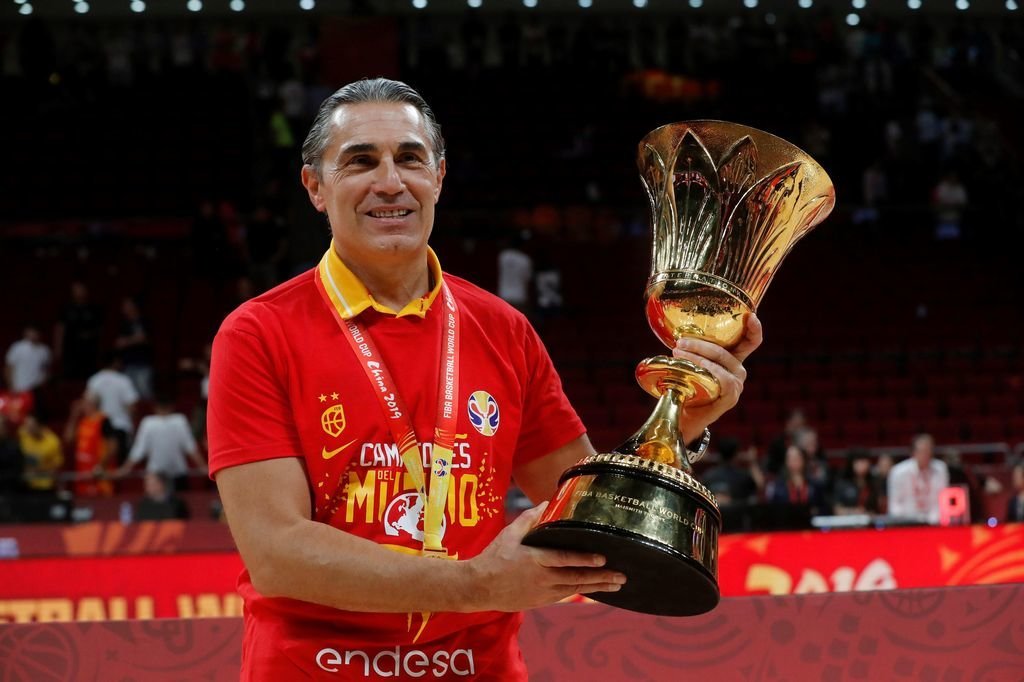 Sergio Scariolo, seleccionador español, posa con el trofeo del Mundial de China 2019.