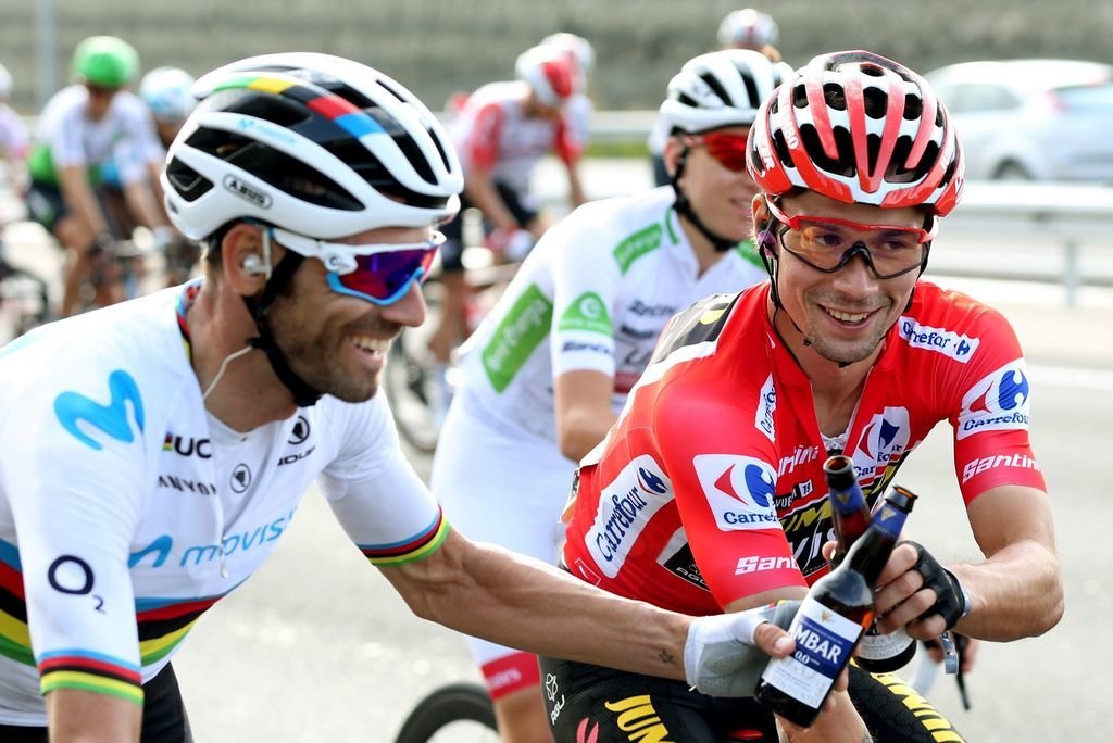 Valverde y Roglic brindan durante el transcurso de la etapa
