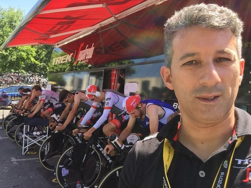José Luis Boente, de Pontereas, forma parte do equipo de auxiliares do Trek e onte rematou a Vuelta a España.