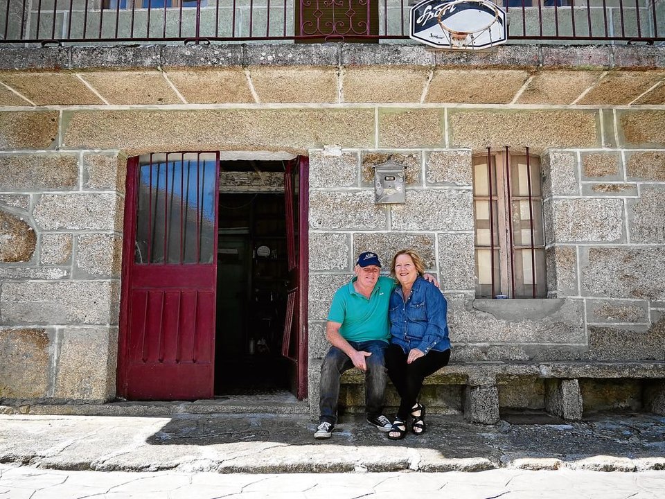 Dorinda Cortizo posa con su primo Marce frente a la tienda que fue propiedad de su abuelo, en Ricovanca (Beariz).