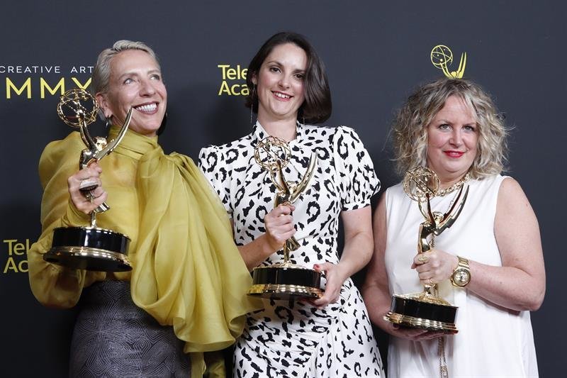Michele Clapton, Emma O'Louglin y Kate O'Farrell posan con el premio por 'Game of Thrones'