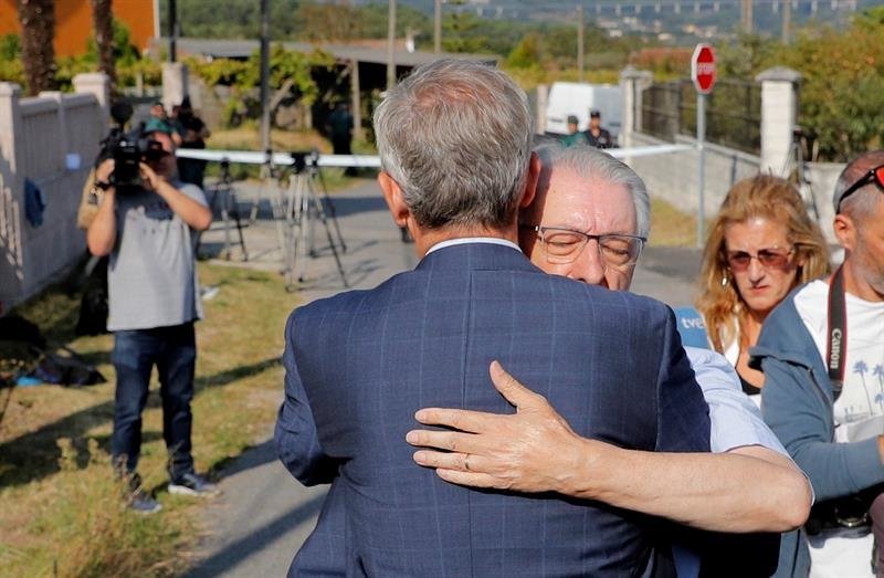 El vicepresidente de la Xunta, Alfonso Rueda (i) abraza al alcalde de Valga, José María Bello (d)