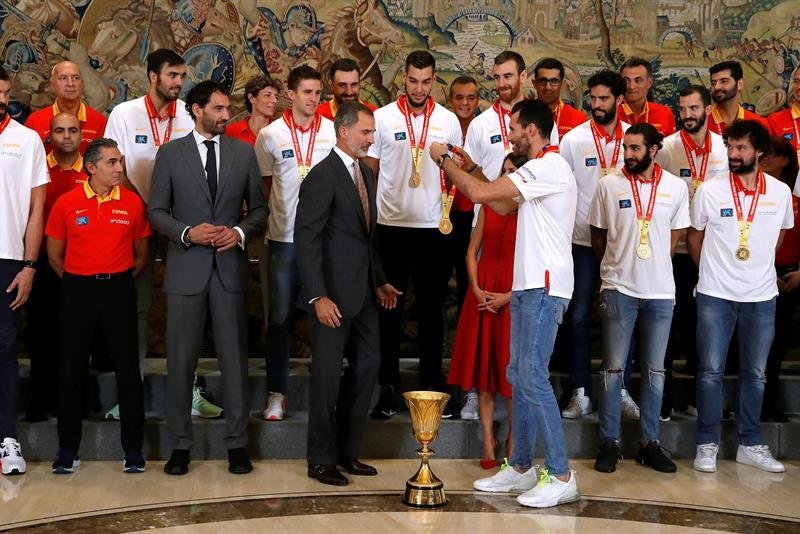 El rey Felipe (c-i) recibe del capitán de la selección española de baloncesto Rudy Fernández (d) la medalla de oro