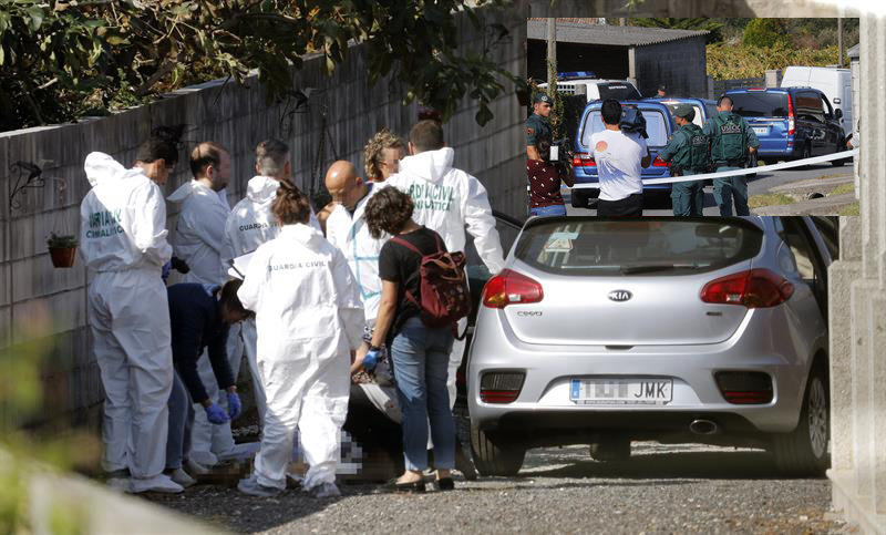 Agentes de la Guardia Civil buscan pruebas junto al coche de la exmujer del agresor, donde fue abatida. Arriba, los coches con los tres cadáveres.
