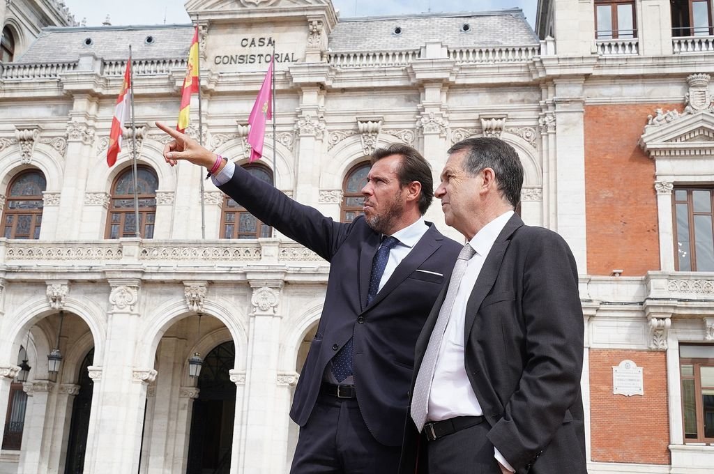Abel Caballero con Óscar Puente, ayer en la Plaza Mayor de Valladolid.
