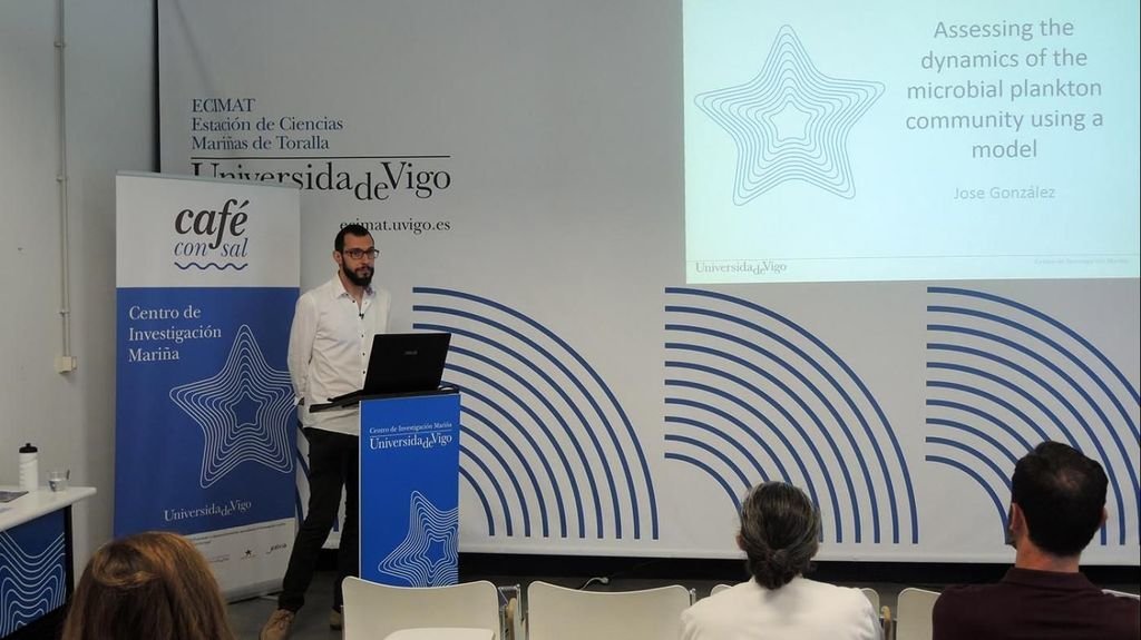 El investigador José González dio una charla en la Ecimat.