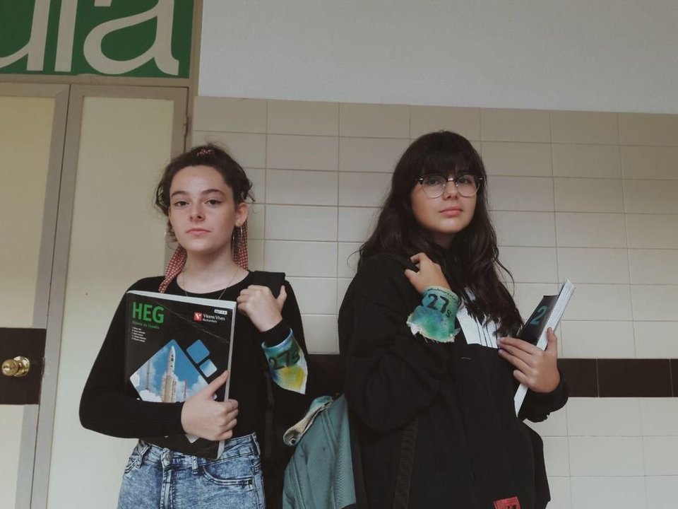 Dos alumnas del IES República Oriental do Uruguay, en los pasillos, muestran el pañuelo que utilizaron en clase.