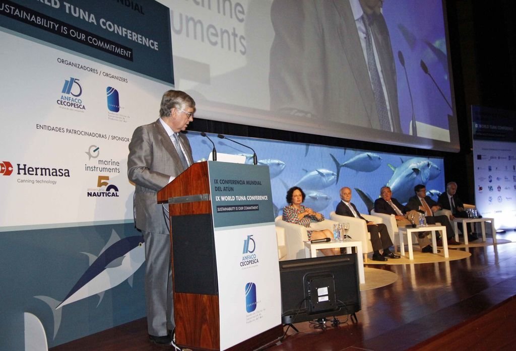 El secretario general de Anfaco, Juan Vieites, durante el acto de clausura de la Conferencia Mundial del Atún en Vigo.