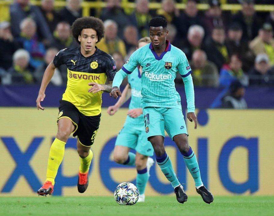 Ansu Fati protege la pelota ante Alex Witsel en el choque de Dortmund.