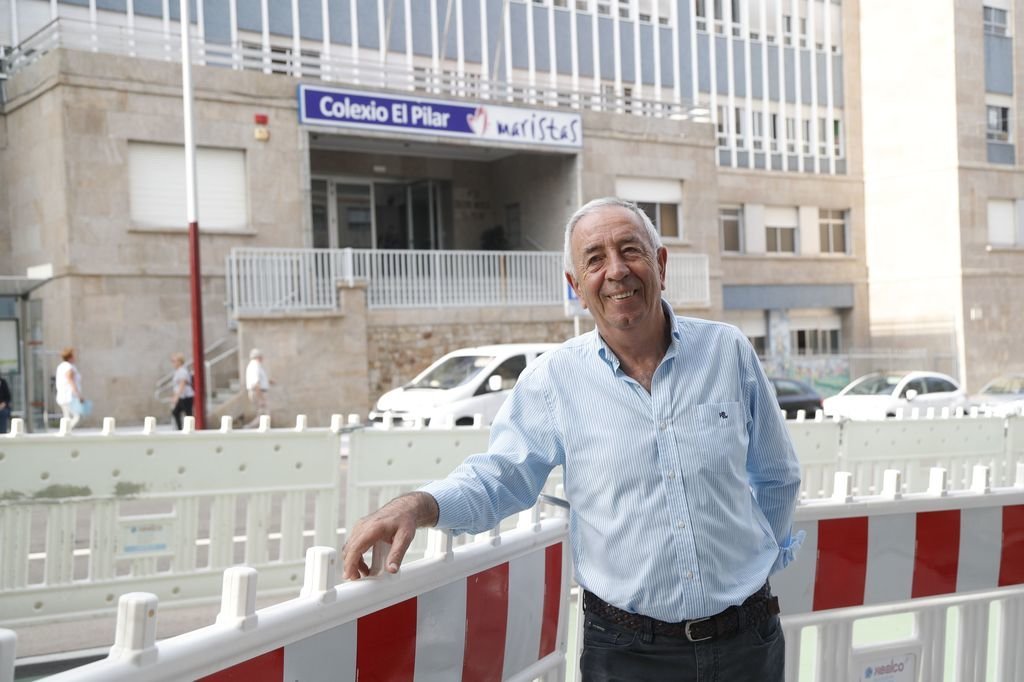 El presidente del Club Vigo Voleibol posa delante del Colegio Maristas El Pilar, donde nació la entidad hace 50 años.