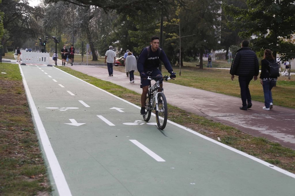 La avenida de Castelao es la primera zona de la ciudad que abre el nuevo carril bici.