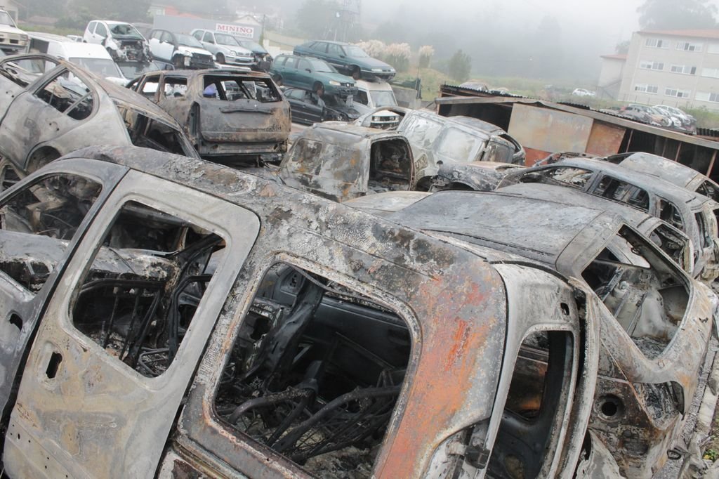 Casi un centenar de vehículos resultaron quemados.