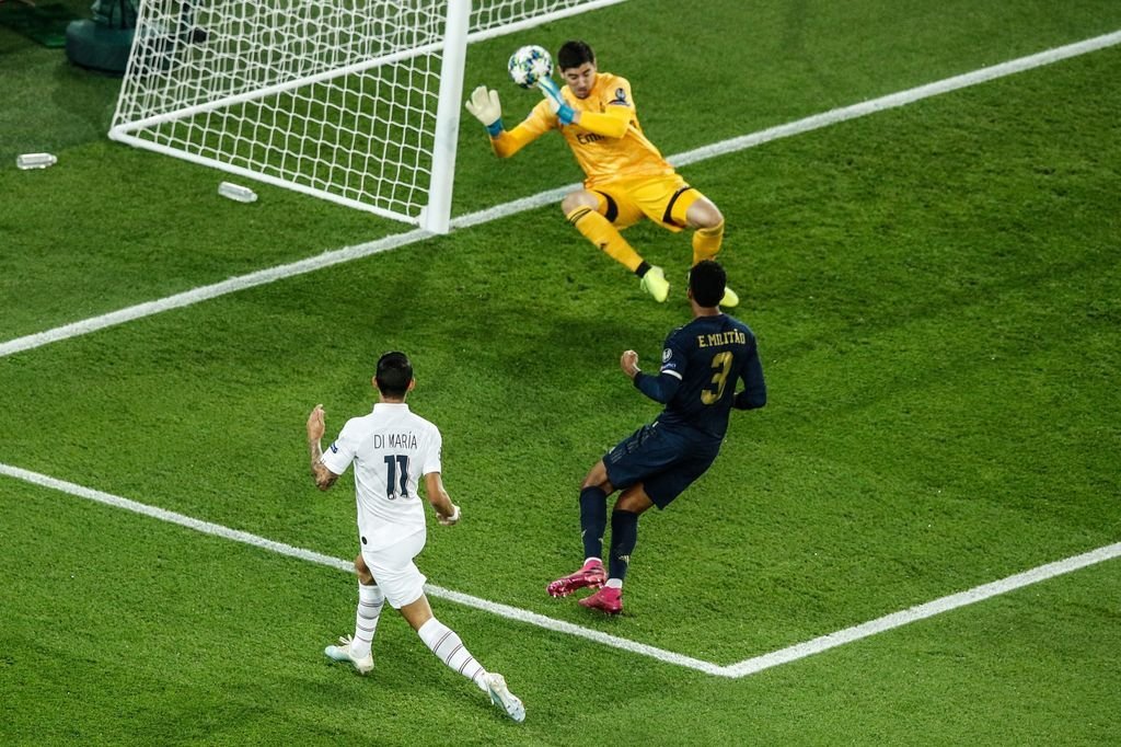Di María marca uno de los goles que anotó ayer ante el Real Madrid, su exequipo.