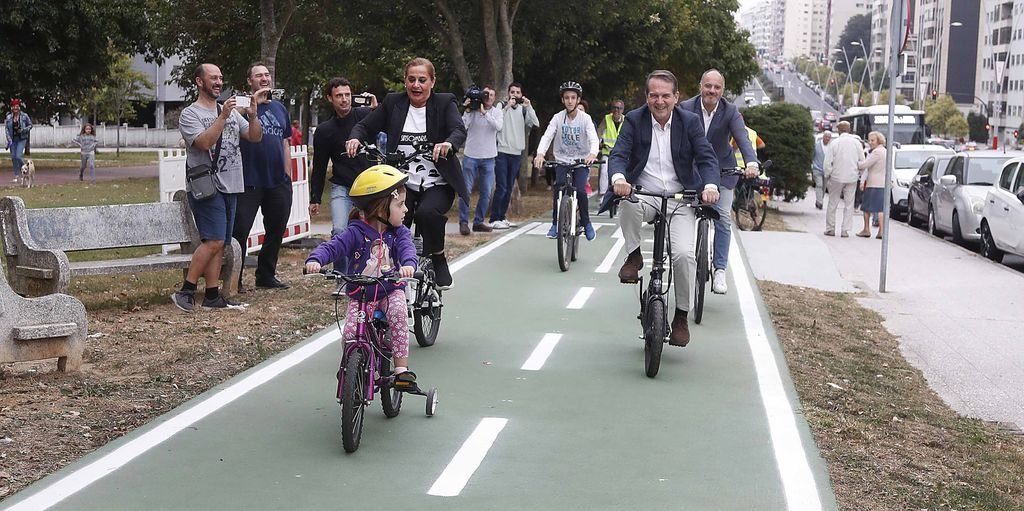 El alcalde, Abel Caballero, y la presidenta de la Diputación, abrieron el primer tramo del carril bici desde los Volcanes hasta Plaza de América.
