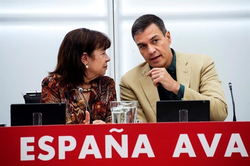 El secretario general del PSOE y presidente del Gobierno en funciones, Pedro Sánchez y la presidenta del partido,Cristina Narbona
