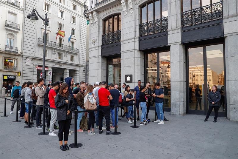 Numerosos usuarios hacen cola ante la tienda Apple de la Puerta del sol de Madrid para hacerse con el nuevo iPhone 11