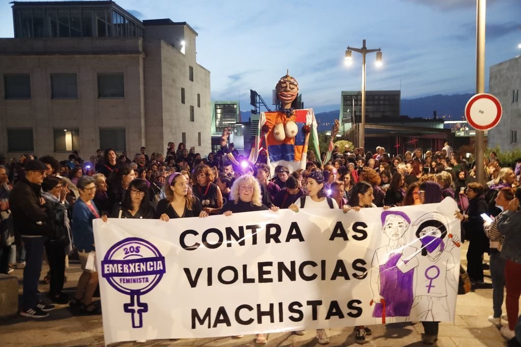 Cientos de manifestantes, con los hombres al final de la marcha, se manifestaron por el Casco Vello contra la violencia machista.