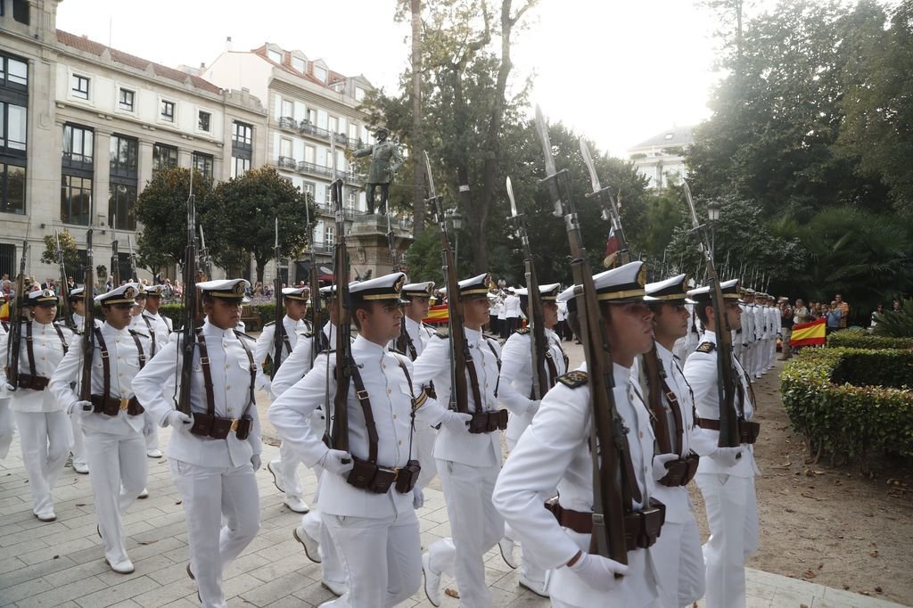 Los marinos, desfilando ante la estatua de Méndez Núñez en Vigo.