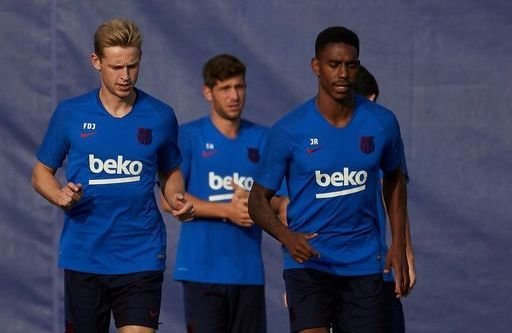 De Jong, Sergi Roberto y Junior, en el entrenamiento de ayer del Barça.