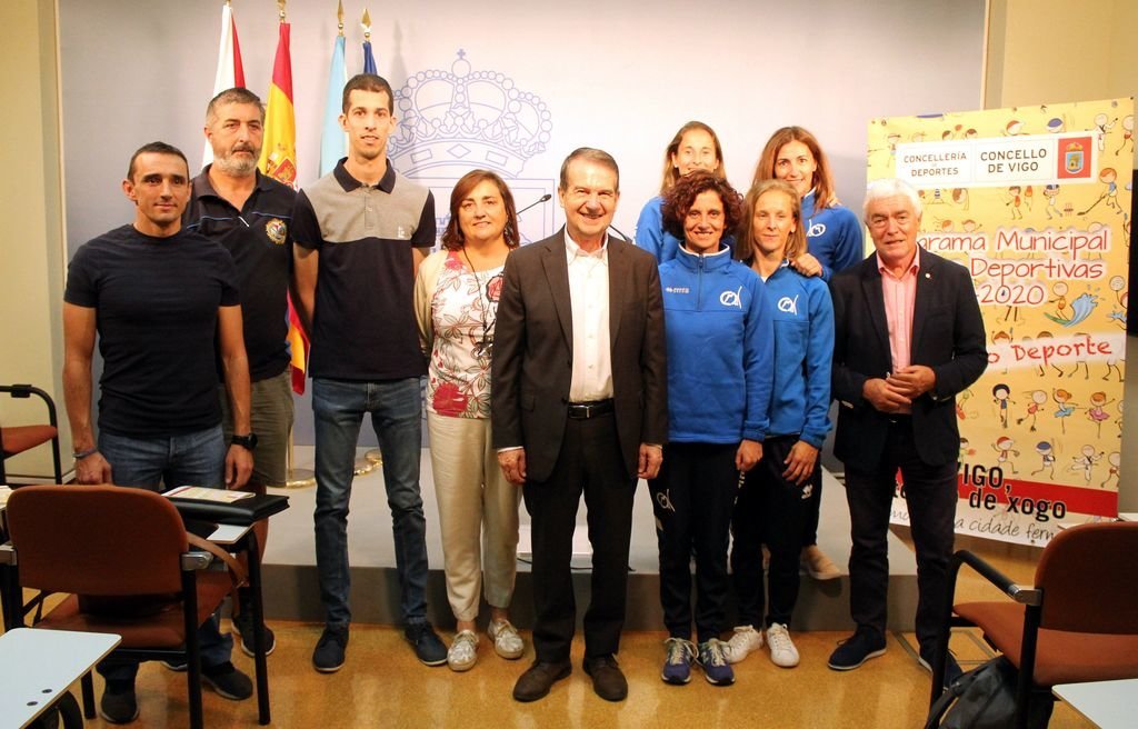El alcalde de Vigo, Abel Caballero, presentó ayer las escuelas con varios representantes de los clubes.
