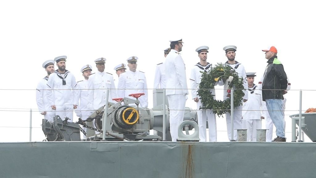 El barco de la Armada &#34;Tabarca&#34; participó en los actos de homenaje, lanzando desde su cubierta la corona de flores a las aguas de la ensenada.