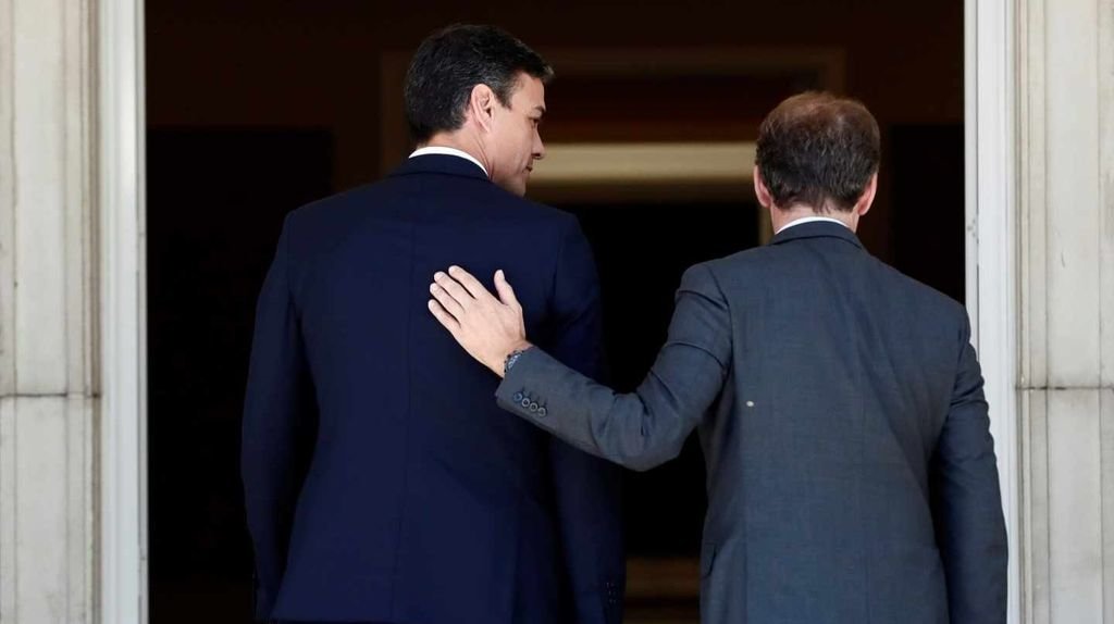 Sánchez y Feijóo, al inicio de un encuentro en el Palacio de la Moncloa, en julio de 2018.