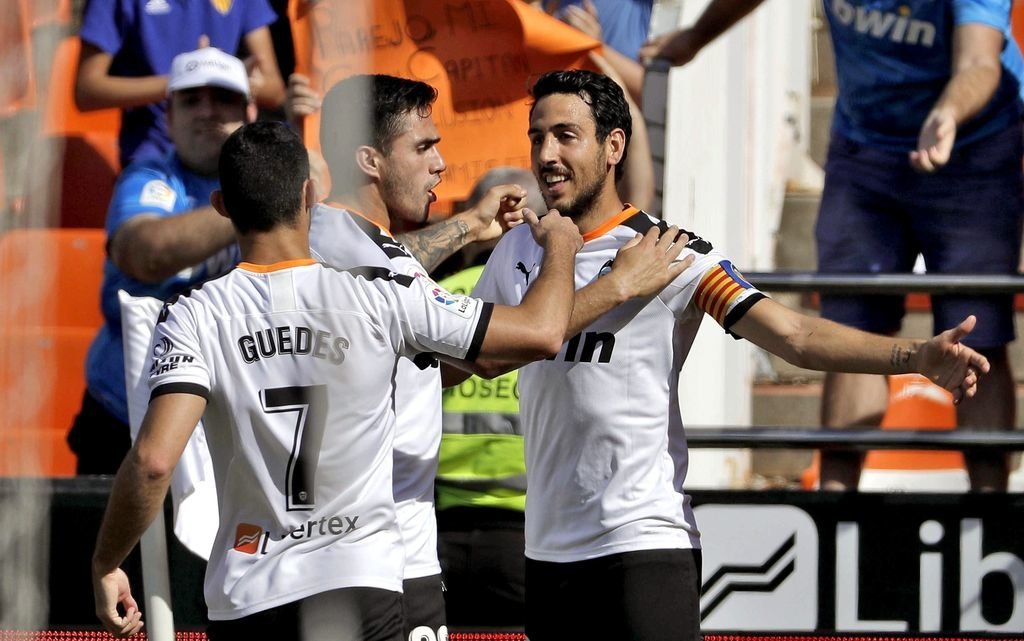 El excéltico Maxi, titular ayer, y Guedes felicitan a Parejo por su gol.