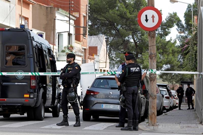 Agentes de la Guardia Civil durante el registro de un domicilio en Sabadell (Barcelona)