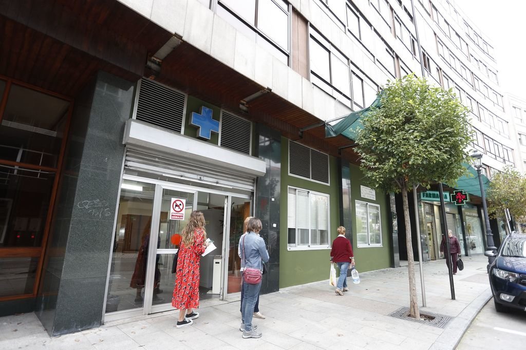 El centro de salud de López Mora está situado en los bajos de un edificio.