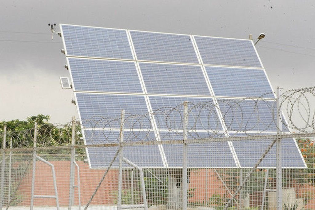 Los empresarios alegaron que iban a poner un negocio de paneles solares en Angola.