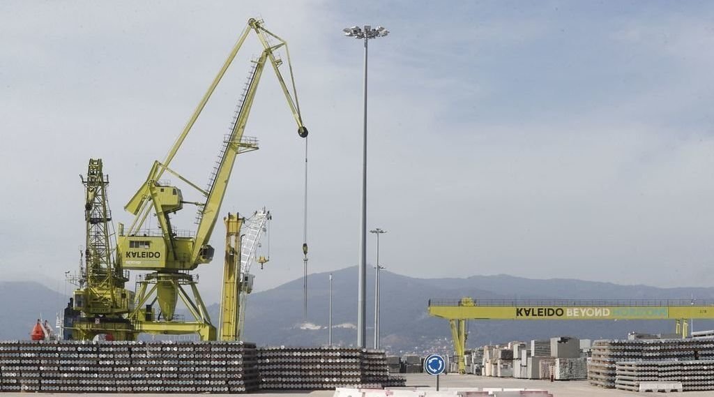 Lingotes de aluminio dispuestos para carga y descarga en los muelles comerciales de Vigo.