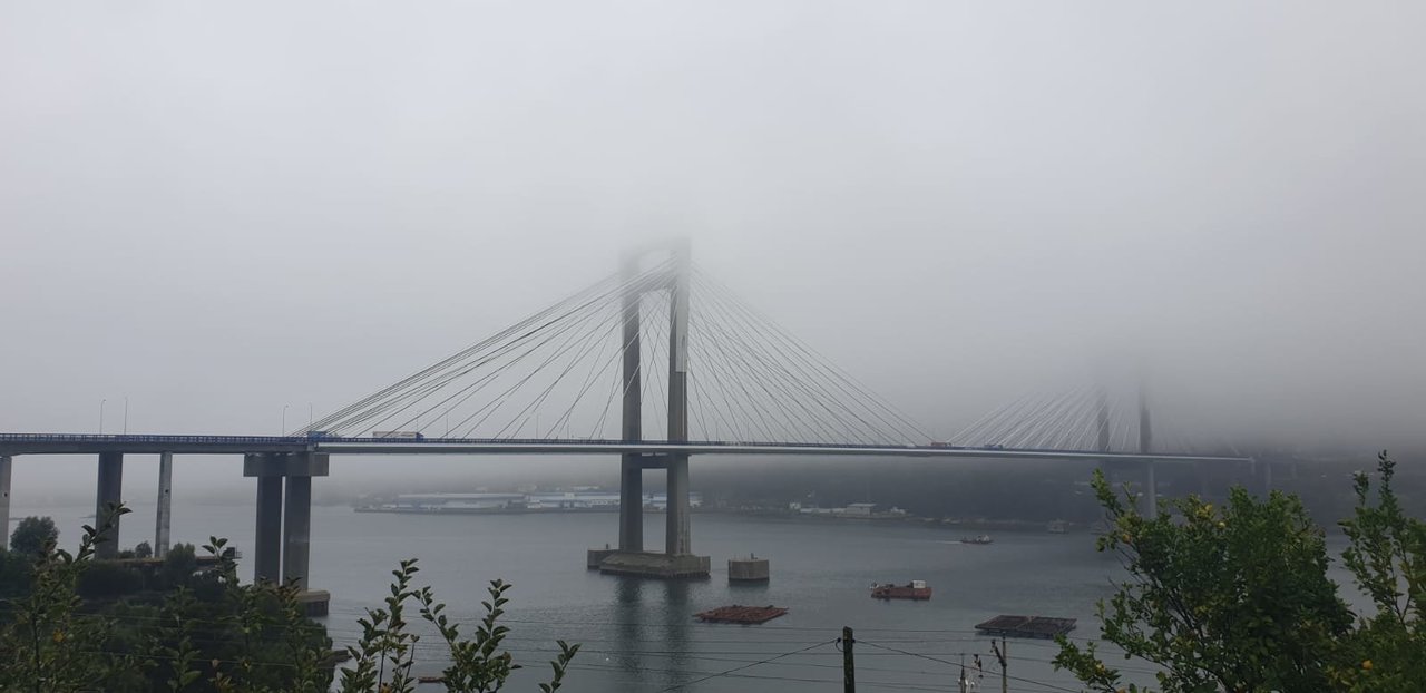 El puente de Rande cubierto por la niebla esta mañana // JV Landín