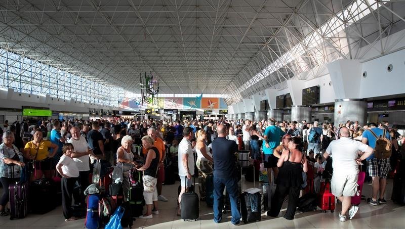 Pasajeros del turoperador británico Thomas Cook esperan en el aeropuerto de Gran Canaria