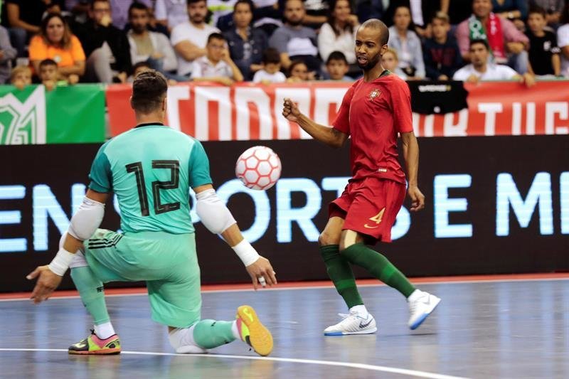 El jugador de Portugal Nilson (d) disputa un balón con Juanjo Angosto, de España