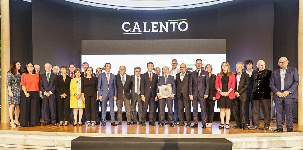 Foto de familia, con Feijóo y el premiado Gómez Franqueira en el centro, tras la entrega del Premio Galento en el Balneario de Mondariz.