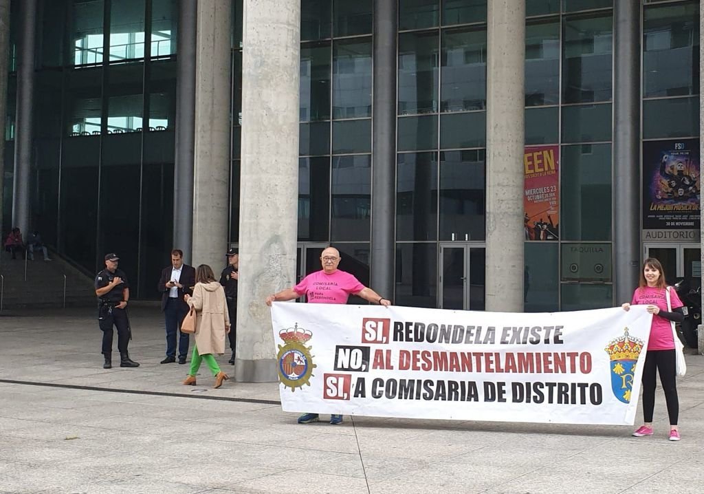 Vecinos de Redondela protestaron ayer frente al Auditorio Mar de Vigo,
