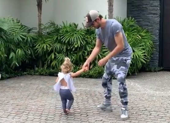 Enrique Iglesias bailando con su hija.