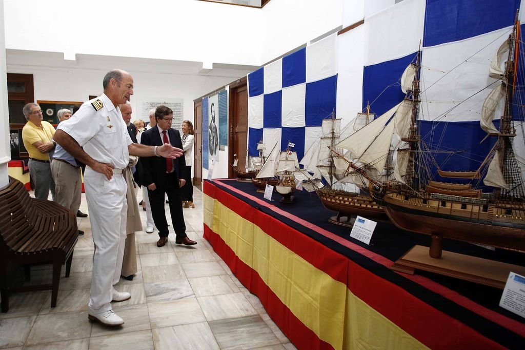 El comandante naval, el vigués Carlos Cárdenas, muestra algunas delas maquetas.