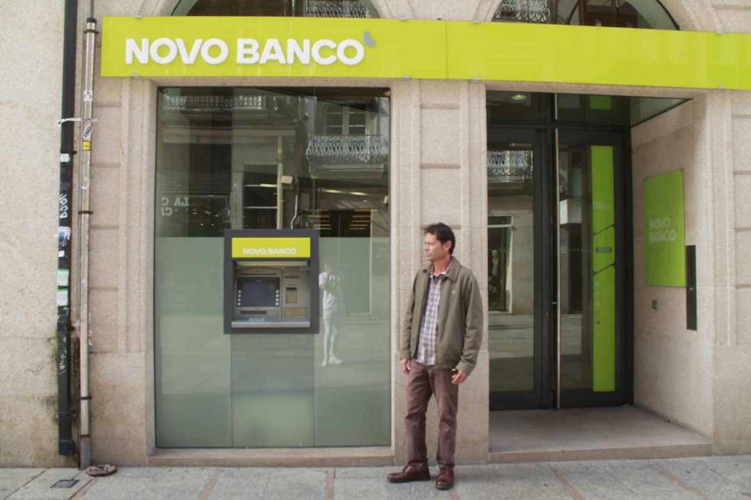 Javier Arteta ante la sede de Novo Banco en la viguesa calle del Príncipe, donde antes estaba el Banco Espirito Santo.