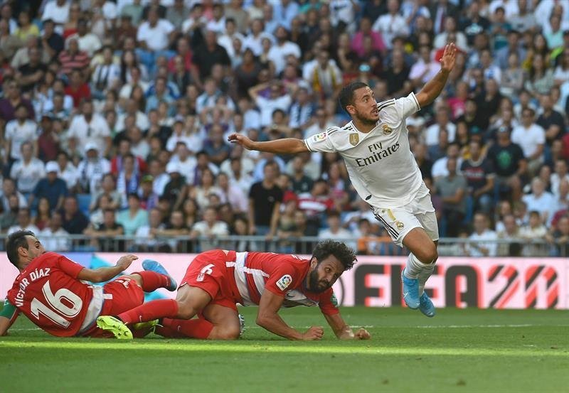 Hazard, en el momento de anotar el que fue su primer gol con la camiseta del Real Madrid en un partido oficial.