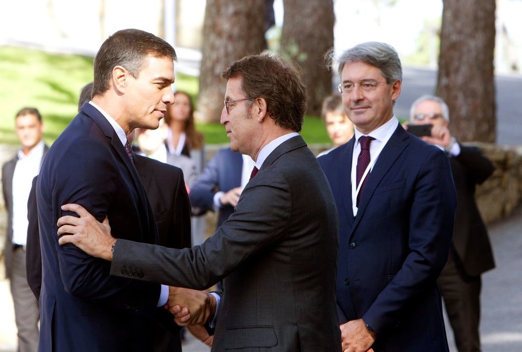 Sánchez y Feijóo se saludan al inicio de la jornada de clausura del encuentro de A Toxa.