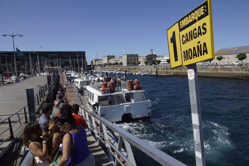 Colas para coger el barco de Ría desde Vigo al Morrazo, que también tiene tirón turístico en verano y como servicio el resto del año.