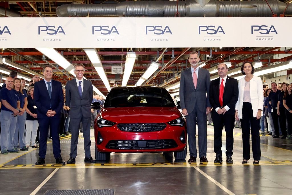 Juan Antonio Muñoz Codina, Carlos Tavares, el Rey Felipe VI, Javier Lambán y Reyes Maroto en el lanzamiento de la sexta generación del Opel Corsa, en Zaragoza.