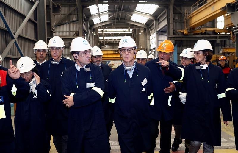 La ministra de Industria, Comercio y Turismo, Reyes Maroto (d), y el presidente de la Xunta, Alberto Núñez Feijóo (c), visitan el complejo industrial de Alcoa en San Cibrao