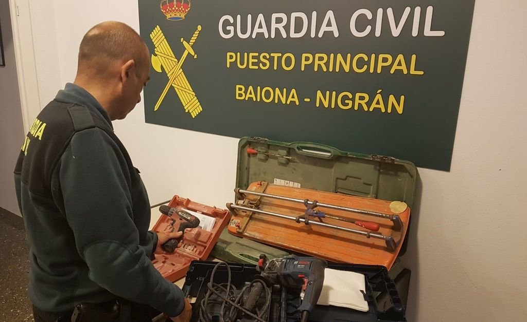 Las herramientas fueron recuperadas por agentes del puesto de la Guardia Civil Baiona-Nigrán.