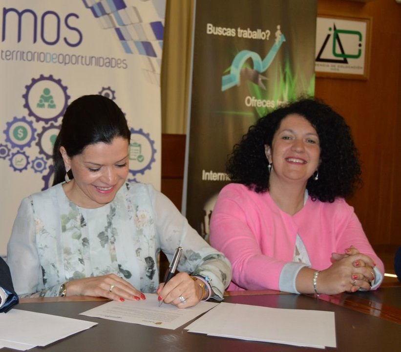 Nidia Arévalo, alcaldesa de Mos, con Julia Loureiro, concejala de Educación.